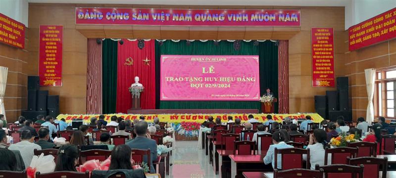 Toàn cảnh Lễ trao Huy hiệu Đảng