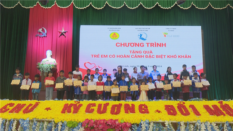 Đồng chí Đinh Văn Tuấn – Tỉnh ủy viên, Bí thư Huyện ủy, Chủ tịch Hội đồng nhân dân huyện cùng lãnh đạo Công ty trách nhiệm hữu hạn TS Food tặng quà cho trẻ em có hoàn cảnh đặc biệt khó khăn trên địa bàn huyện Di Linh.