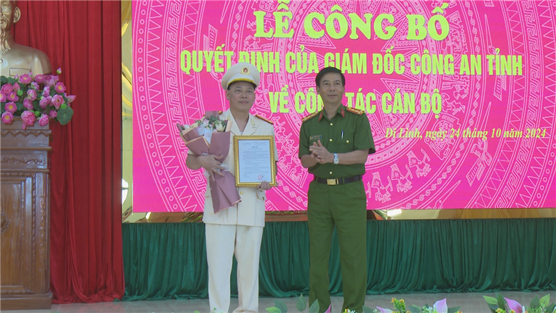 Đại tá Đinh Xuân Huy – Uỷ viên Ban Thường vụ Đảng ủy, Phó Giám đốc Công an tỉnh Lâm Đồng tặng hoa và trao Quyết định của Giám đốc Công an tỉnh Lâm Đồng cho Thượng tá Phạm Xuân Thủy