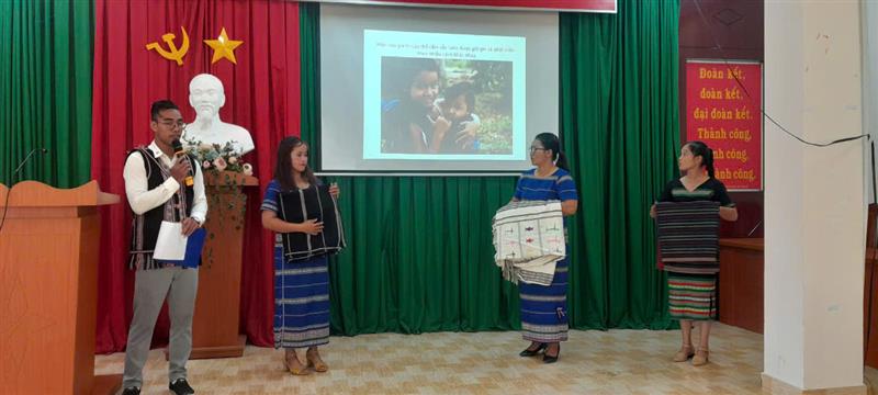 Phần thi thuyết minh về sản phẩm thổ cẩm của xã Sơn Điền