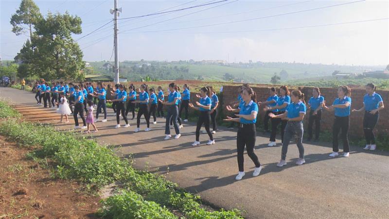 Chi hội phụ nữ tổ dân phố 1, thị trấn Di Linh tập luyện dân vũ