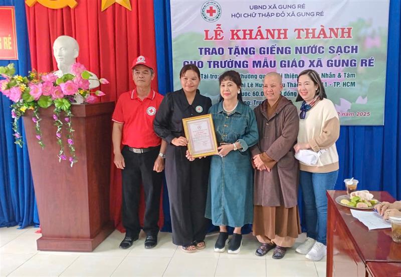 Hội Chữ thập đỏ huyện Di Linh trao ghi nhận tấm lòng vàng cho Hội từ thiện Nhẫn và Tâm cùng các mạnh thường quân