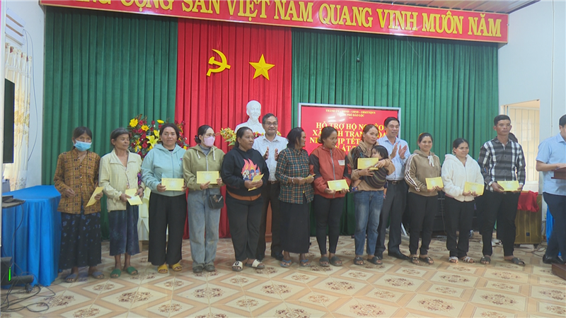 Trao tặng quà tết cho các hộ nghèo, cận nghèo, hộ có hoàn cảnh khó khăn trên địa bàn xã Đinh Trang Hòa