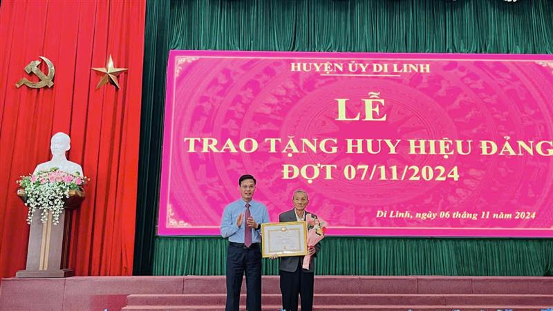 Đồng chí Đinh Văn Tuấn - Tỉnh ủy viên, Bí thư Huyện ủy, Chủ tịch HĐND huyện tặng Huy hiệu 65 năm tuổi Đảng