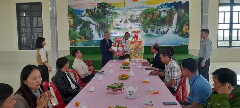 Đồng chí K' Broi – Phó Bí thư Thường trực Huyện ủy thăm, chúc mừng giáng sinh giáo xứ Tân Lâm – xã Tân Lâm