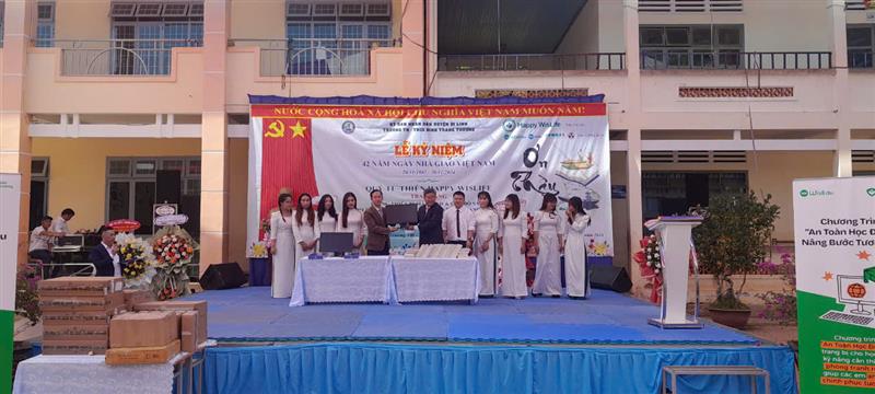 Quỹ từ thiện Happy Wislife thuộc Tập đoàn WisGroup trao tặng trang thiết bị máy tính cùng sách cho Trường TH - THCS Đinh Trang Thượng