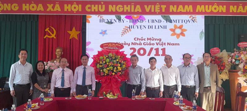 Lãnh đạo huyện Di Linh tặng hoa chúc mừng Phòng Giáo dục và Đào tạo huyện