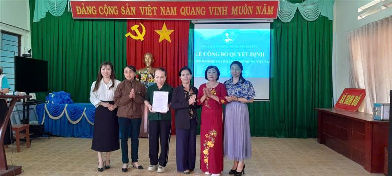 Hội Liên hiệp phụ nữ huyện Di Linh trao quyết định thành lập mô hình “Phụ nữ với an toàn giao thông” cho Ban Chủ nhiệm mô hình.