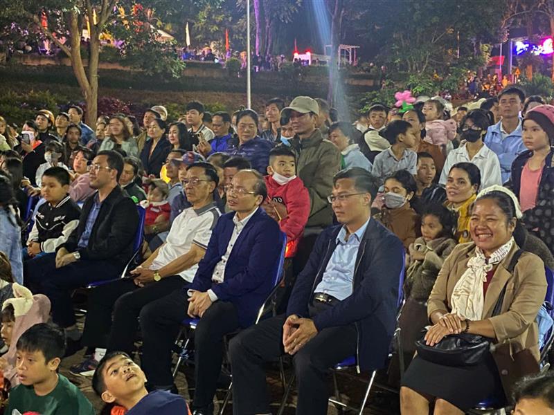 Các đồng chí lãnh đạo huyện Di Linhn tham dự chương trình