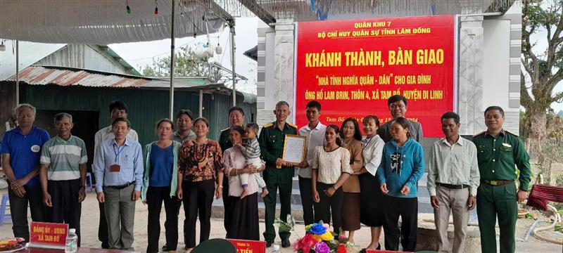 Bàn giao nhà Tình nghĩa Quân – Dân cho gia đình anh Hồ Lam Brin – thôn 4, xã Tam Bố.
