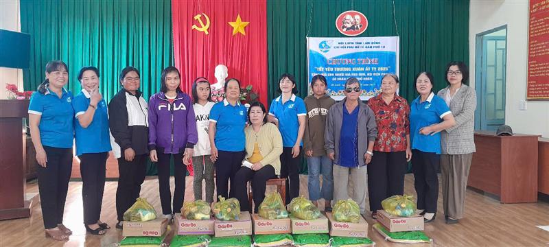 Chi hội Phụ nữ tổ dân phố 10, thị trấn Di Linh trao tặng quà tết cho hội viên phụ nữ có hoàn cảnh khó khăn