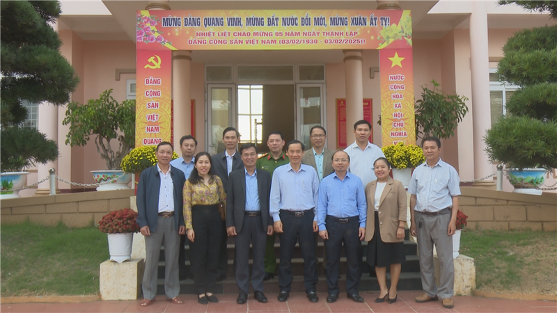 Quyền Bí thư Tỉnh ủy Nguyễn Thái Học chụp hình lưu niệm cùng các đồng chí Ban Thường vụ Huyện ủy Di Linh