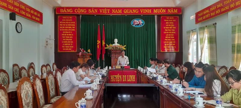 Đồng chí K' Broi – Phó Bí thư Thường trực Huyện ủy phát biểu chỉ đạo tại hội nghị