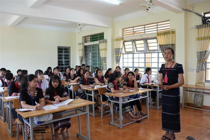 Đông đảo học sinh người đồng bào K’Ho trường THCS Tân Thượng tham gia lớp học