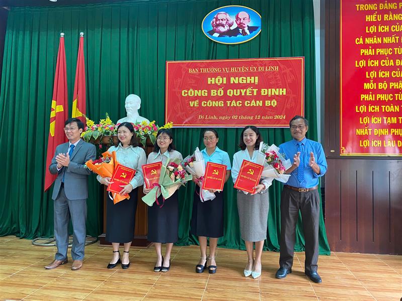 Thường trực Huyện ủy Di Linh trao quyết định cho các đồng chí được bổ nhiệm