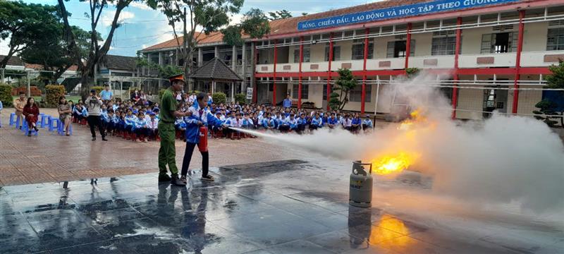 Hướng dẫn học sinh trải nghiệm thực hành sử dụng bình xịt chữa cháy để xử lý sự cố cháy, nổ bình ga