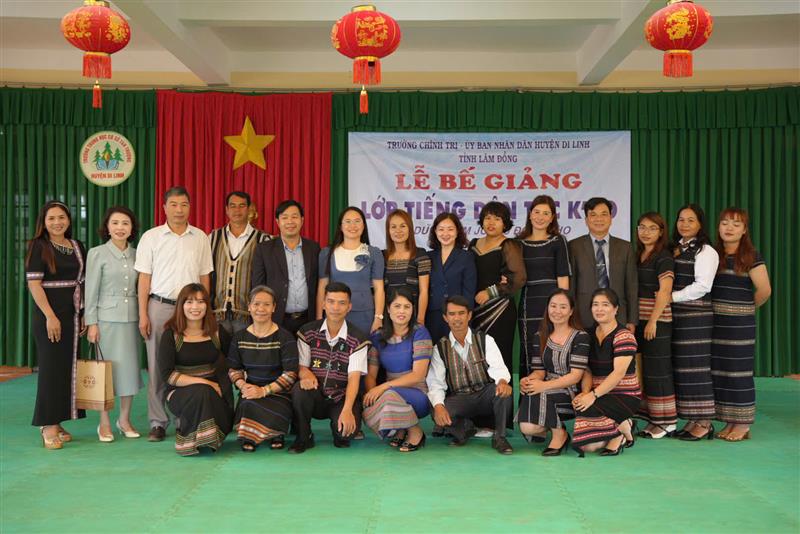 Các học viên chụp hình lưu niệm với Trường Chính trị tỉnh Lâm Đồng