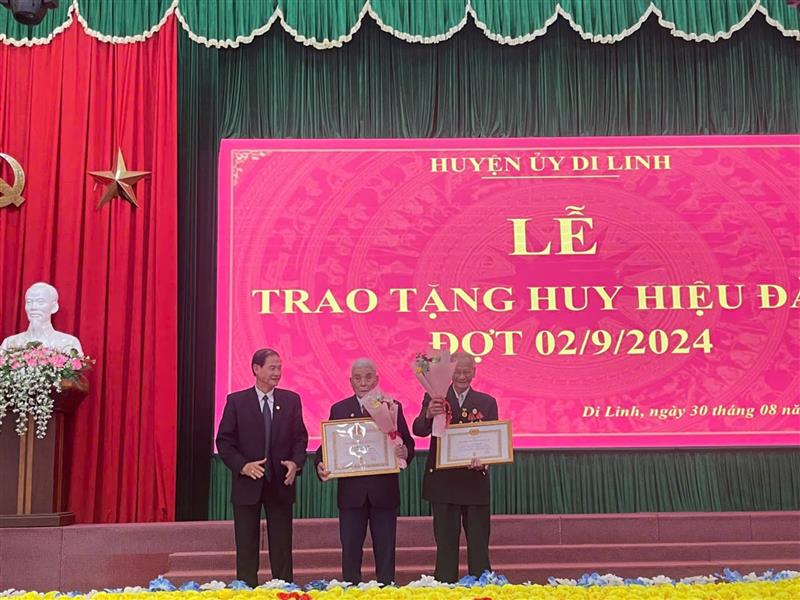 Đảng viên nhận Huy hiệu 60 năm tuổi Đảng