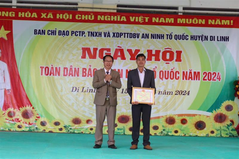 Đồng chí Vũ Đức Nhuần - Phó Chủ tịch Ủy ban nhân dân huyện trao tặng Bằng khen của Chủ tịch Ủy ban nhân dân tỉnh Lâm Đồng cho 01 tập thể đã có thành tích xuất sắc trong phong trào Toàn dân bảo vệ an ninh Tổ quốc