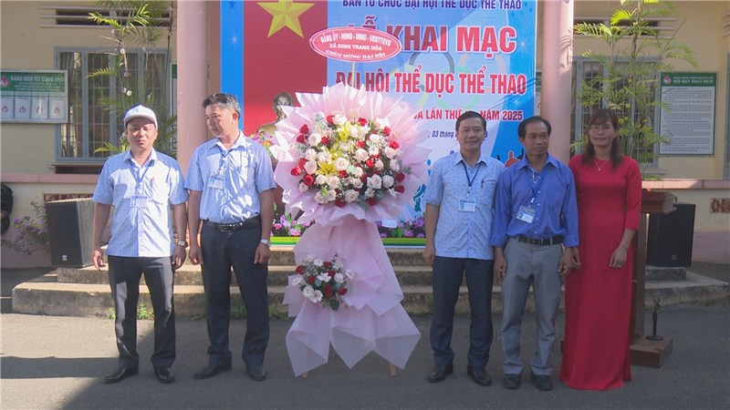 Đảng ủy, HĐND, UBND, Ủy ban MTTQ Việt Nam xã Đinh Trang Hòa tặng hoa chúc mừng Đại hội