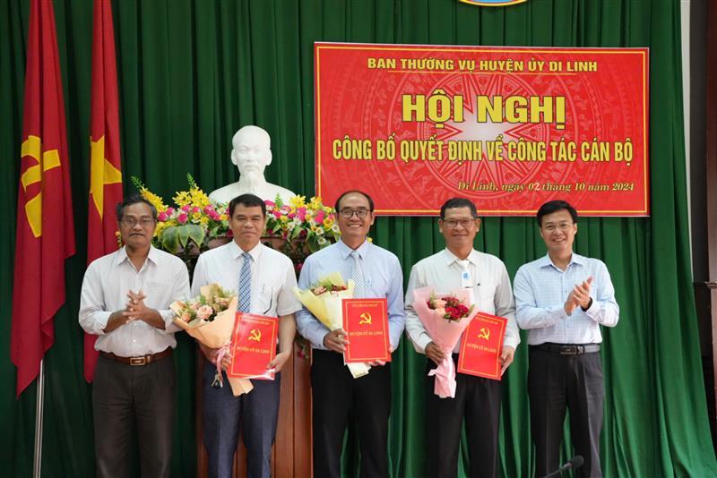 Các đồng chí Thường trực Huyện uỷ trao quyết định cho các đồng chí