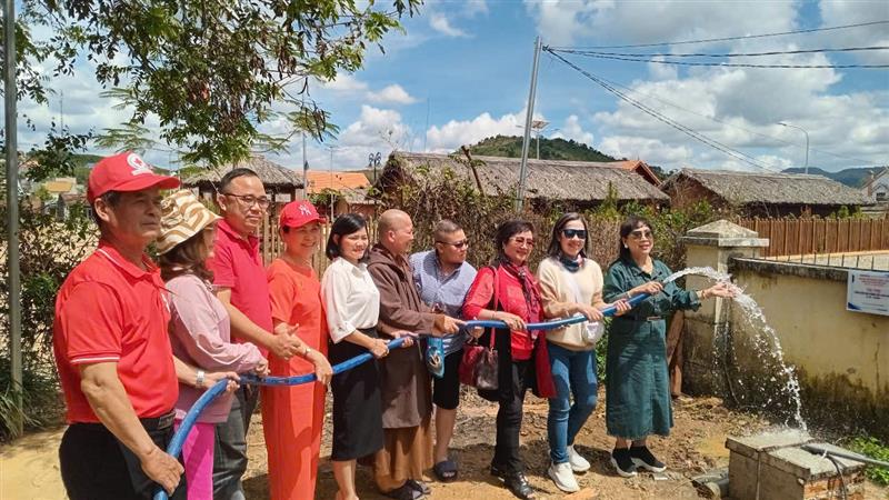 Bàn giao giếng khoan cho trường Mẫu giáo Gung Ré