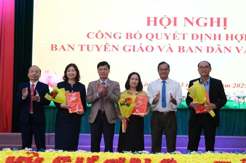Lãnh đạo huyện trao Quyết định cho các đồng chí được bổ nhiệm