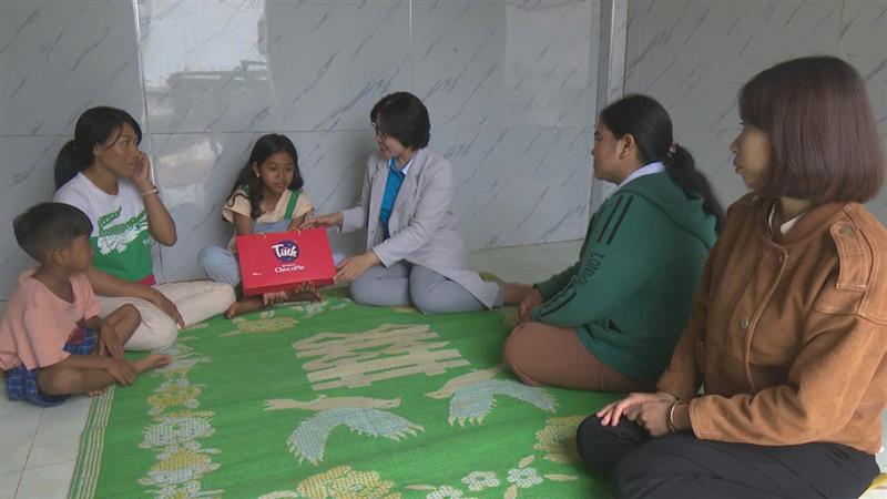 Hội LHPN thị trấn Di Linh trao tặng quà từ Chương trình Mẹ đỡ đầu cho em Ka Ngọc Diễm – Tổ dân phố KaMing, thị trấn Di Linh