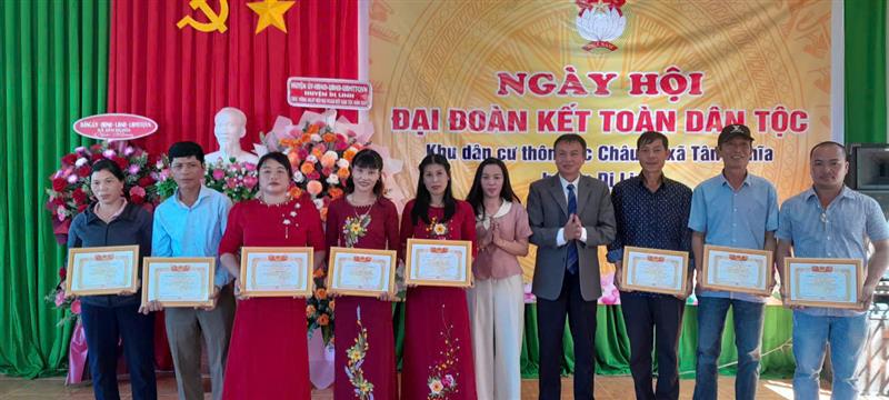 Ủy ban nhân dân xã Tân Nghĩa trao danh hiệu gia đình văn hóa tiêu biểu năm 2024 cho 10 hộ gia đình thôn Lộc Châu 4, xã Tân Nghĩa