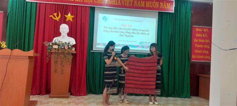 Phần thi thuyết minh về sản phẩm thổ cẩm của xã Gia Bắc