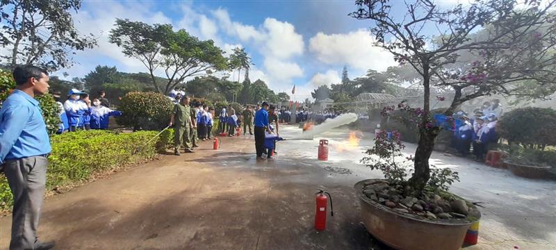 Giáo viên và học sinh Trường Trung học cơ sở Tân Lâm thực hành kỹ năng sử dụng bình cứu hỏa dập lửa khi xảy ra sự cố cháy
