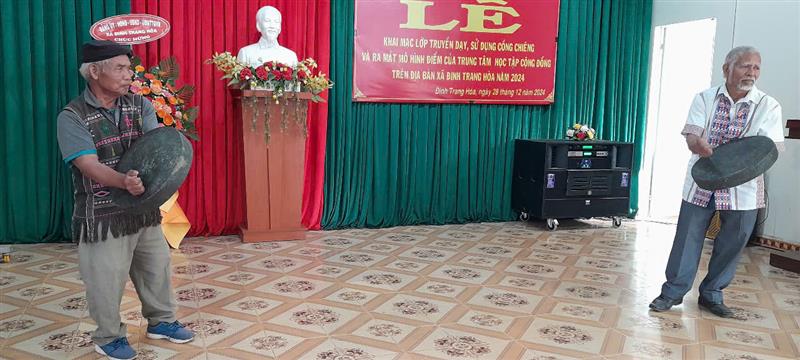 Các nghệ nhân biểu diễn bài chiêng tại buổi lễ