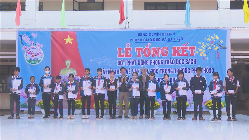 Trao tặng học bổng cho 50 em học sinh có hoàn cảnh khó khăn