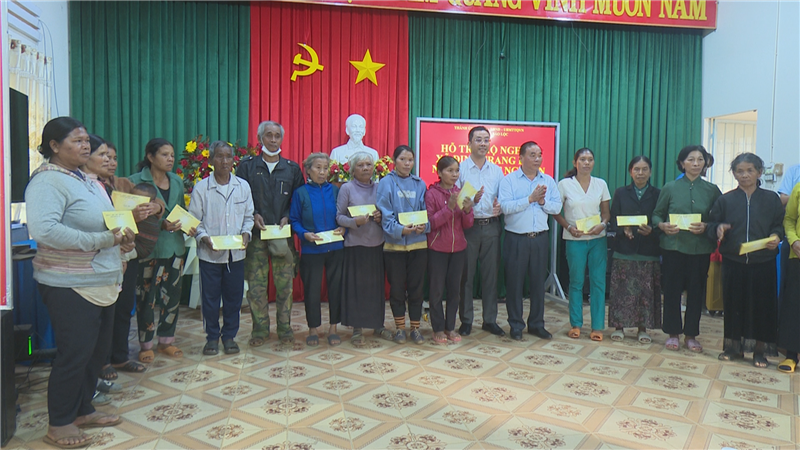Trao tặng quà tết cho các hộ nghèo, cận nghèo, hộ có hoàn cảnh khó khăn trên địa bàn xã Đinh Trang Hòa