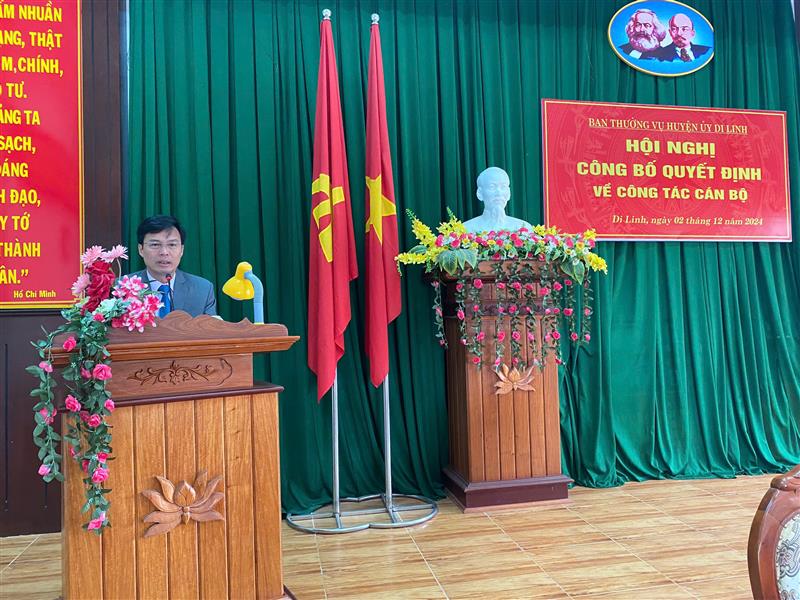 Đồng chí Đinh Văn Tuấn - Tỉnh ủy viên, Bí thư Huyện ủy, Chủ tịch Hội đồng nhân dân huyện phát biểu tại hội nghị