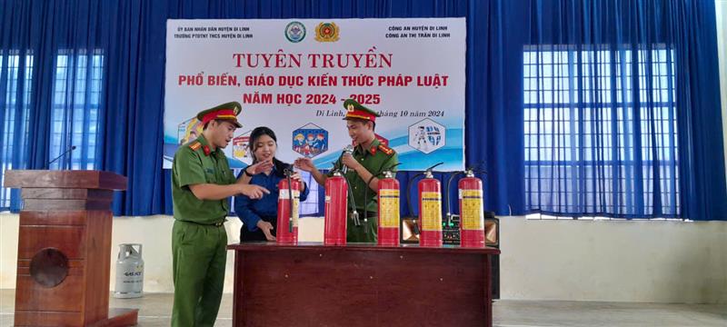 Hướng dẫn học sinh trải nghiệm thực hành sử dụng bình xịt chữa cháy