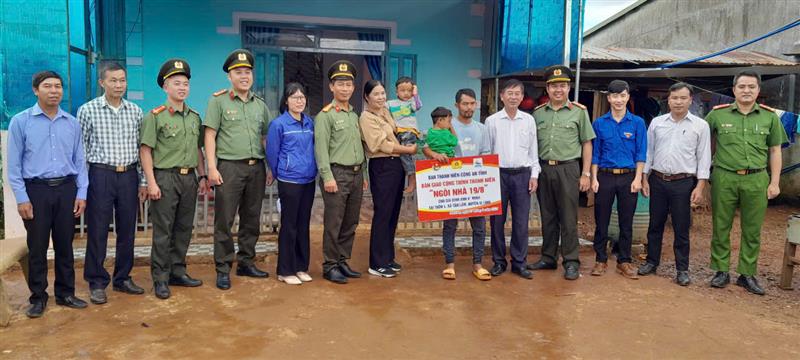 Lễ bàn giao công trình thanh niên “Ngôi nhà 19/8” cho gia đình anh K’ Minh - thôn 4, xã Tân Lâm