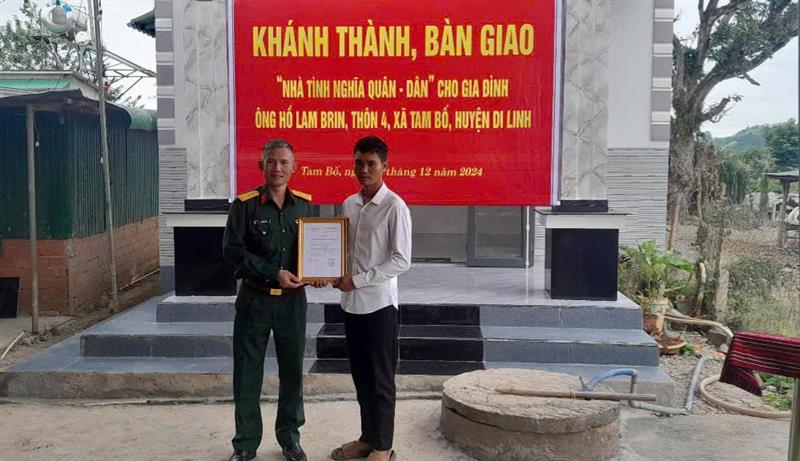 Bàn giao nhà Tình nghĩa Quân – Dân cho gia đình anh Hồ Lam Brin – thôn 4, xã Tam Bố.