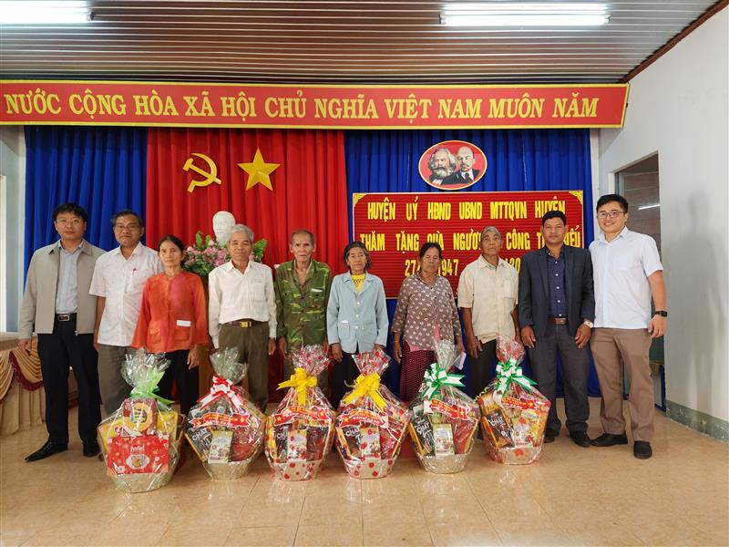 Đồng chí K’ Broi - Phó Bí thư Thường trực Huyện uỷ tặng quà gia đình có công tiêu biểu xã Sơn Điền.