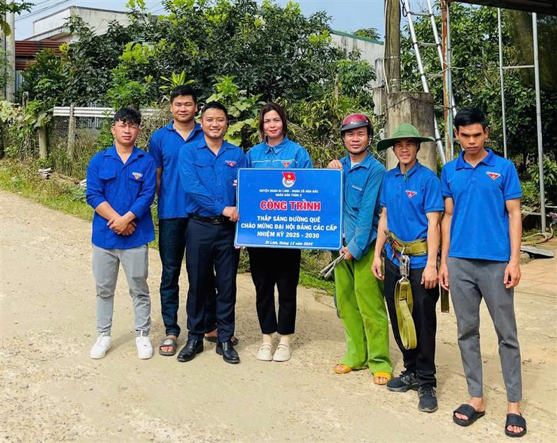 Đại diện Huyện đoàn Di Linh trao bảng tượng trưng cho Đoàn xã Hoà Bắc