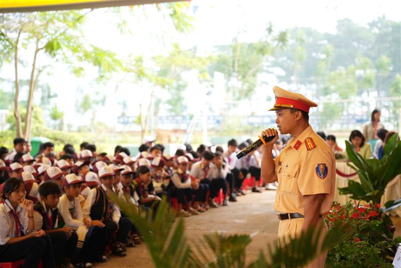 Công an huyện Di Linh tổ chức tuyên truyền an toàn giao thông cho giáo viên, học sinh Trường THCS Tân Thượng