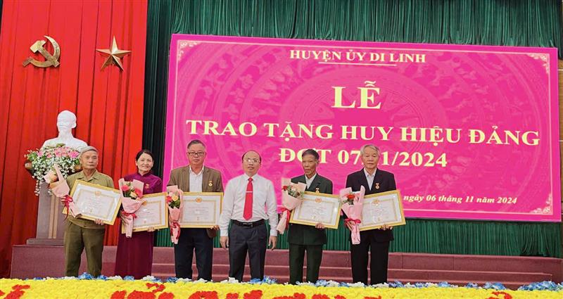 Đồng chí Trần Đức Công - Phó Bí thư Huyện ủy, Chủ tịch UBND huyện tặng Huy hiệu 45 năm tuổi Đảng