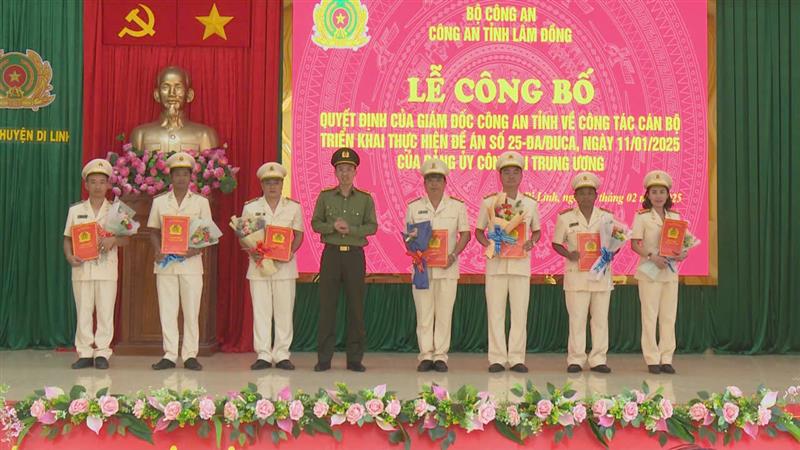 Thượng tá Phạm Thanh Hùng – Phó Giám đốc Công an tỉnh Lâm Đồng trao quyết định cho các cán bộ, chiến sỹ công an được điều động