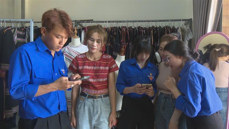 Đoàn viên, thanh niên ra quân tuyên truyền, hỗ trợ, hướng dẫn người dân cài đặt phần mềm Thanh toán tiền điện online qua VNPAY
