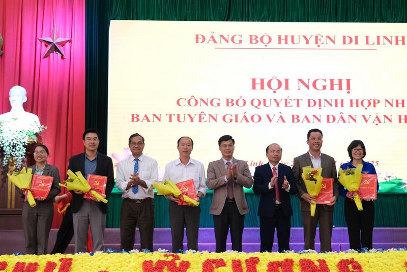 Lãnh đạo huyện trao Quyết định cho Chi ủy Chi bộ Mặt trận và các đoàn thể huyện