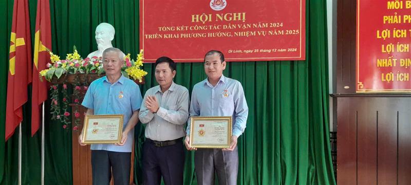 2 cá nhân được nhận kỷ niệm chương vì sự nghiệp dân vận