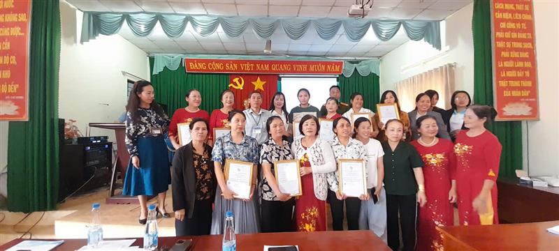Ban Tổ chức trao giải thưởng cho các thành viên trong mô hình đạt giải khi tham gia cuộc thi vẽ tranh về đảm bảo an toàn giao thông năm 2024.