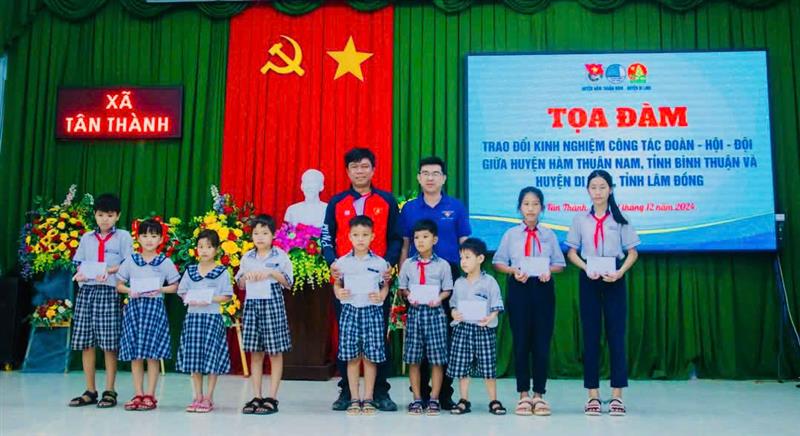 Đoàn trao tặng quà cho các em học sinh xã Tân Thanh