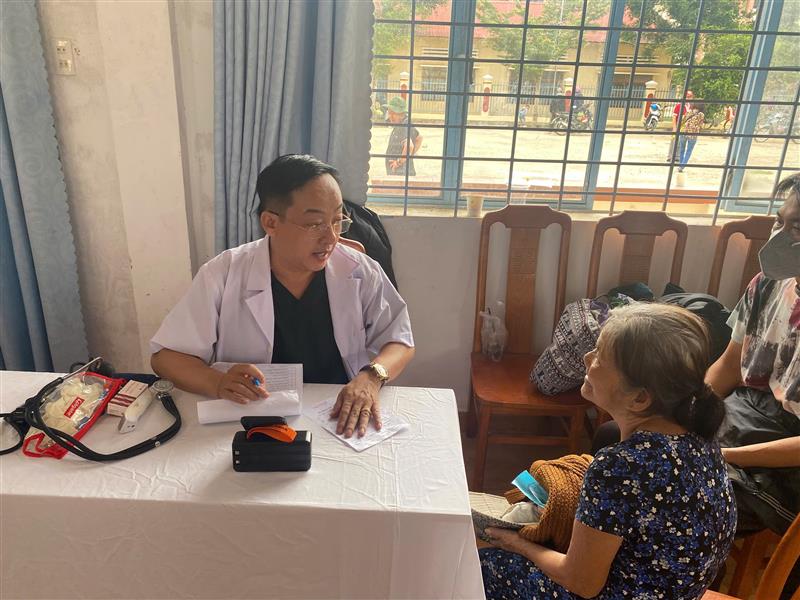 Đoàn Y bác sỹ bệnh viện Thanh Bình - thành phố Hồ Chí Minh khám bệnh cho người dân xã Hòa Bắc