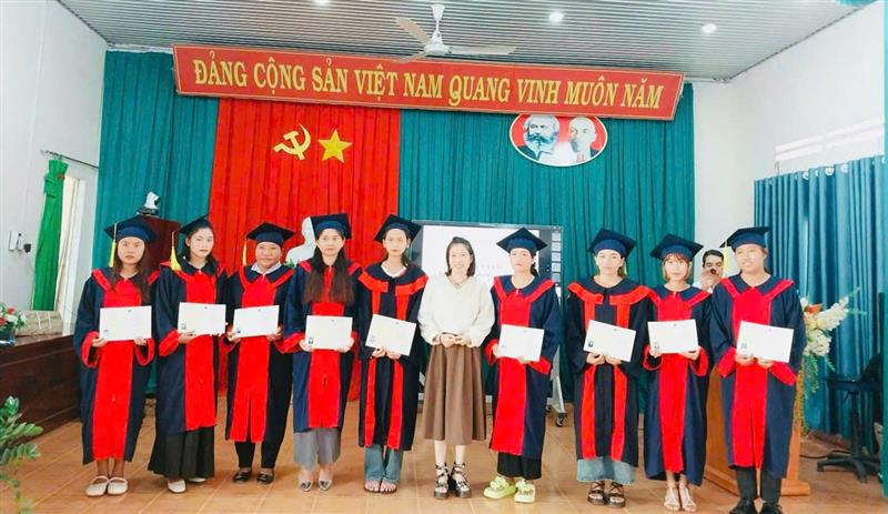 Phòng Lao động - Thương binh và Xã hội huyện trao bằng tốt nghiệp cho học viên